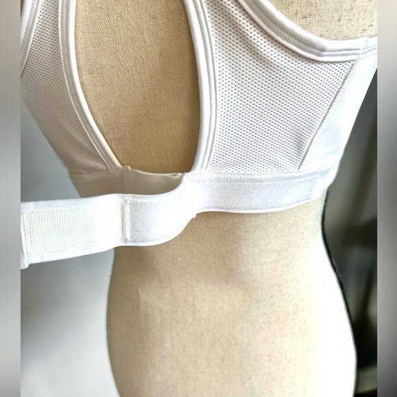 Nike Swoosh High Support Non-Padded Adjustable Sports Bra - Picture 6 of 9